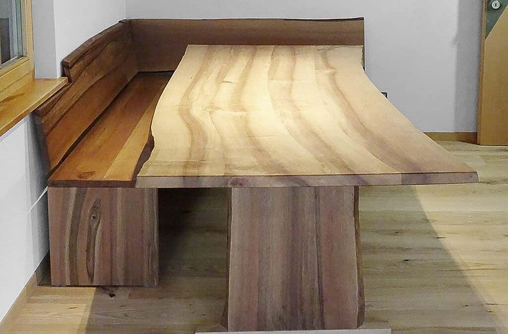 Eckbank und Tisch aus Nussbaumholz
